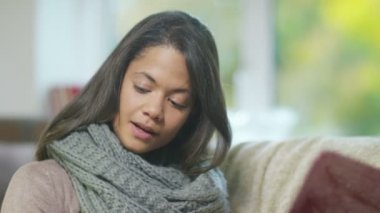 bilgisayar başında arayan kadın