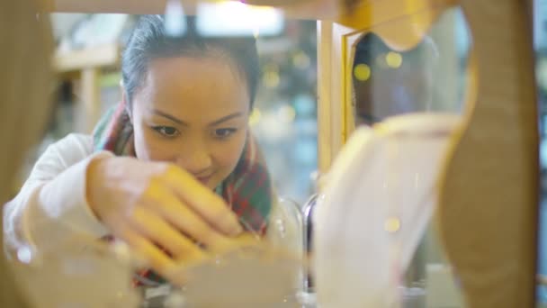 Mujer mirando joyas — Vídeo de stock