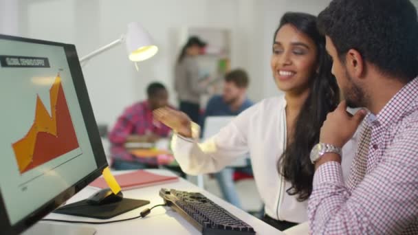 Unternehmensgruppe arbeitet im Büro — Stockvideo