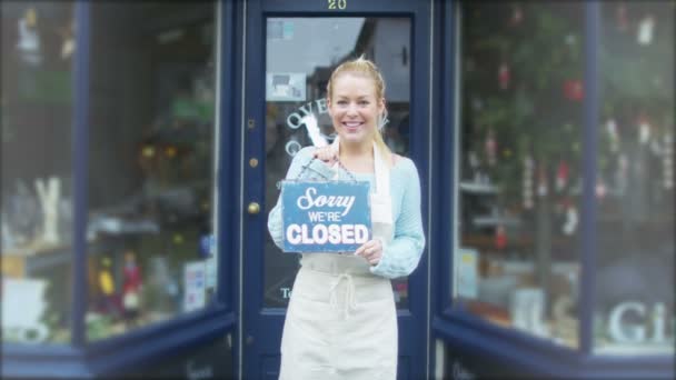 Shopkeeper holds up sign — Stock Video