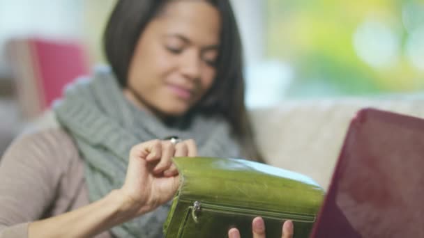 Mujer de compras en línea — Vídeo de stock