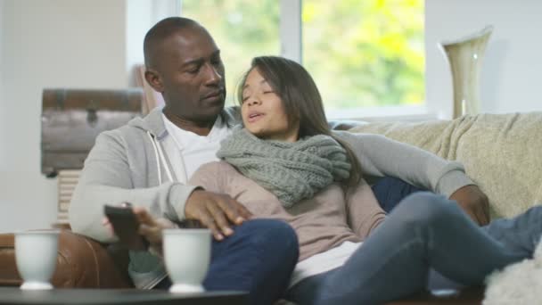 Casal assistindo tv — Vídeo de Stock