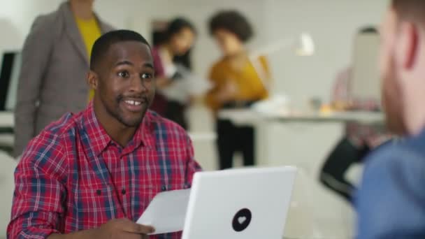 Bedrijfsgroep werken in office — Stockvideo