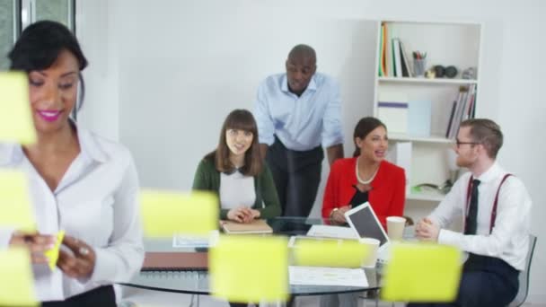 groupe d'affaires brainstorming pour des idées 