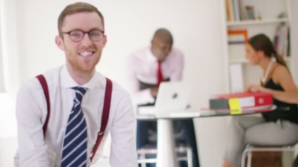 Businessman in office with colleagues — Stock Video