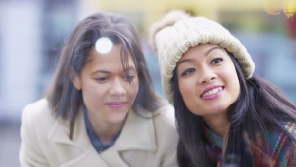 Vänner ser i fönstret i butiken — Stockvideo