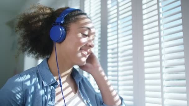 Menina sorridente com fones de ouvido — Vídeo de Stock