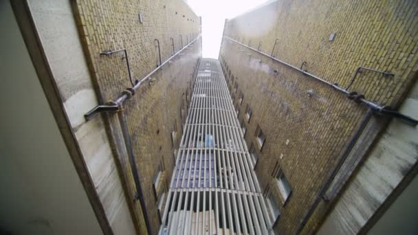 Edificio industrial a la entrada a nivel del piso — Vídeos de Stock