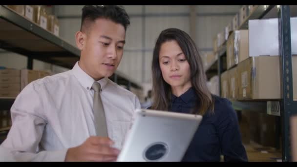 Uomo e donna guardando tablet — Video Stock