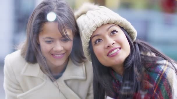 Friends looking in the window of shop — Stock Video