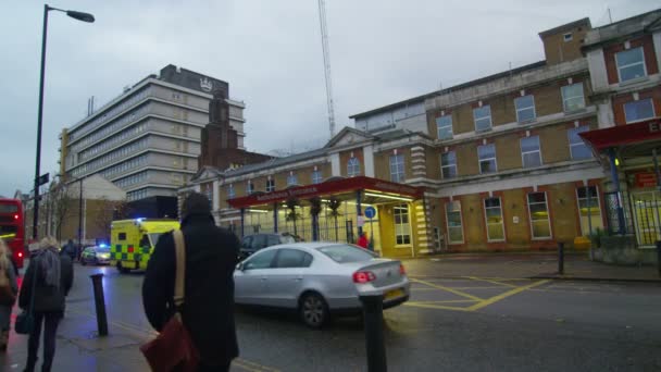 Vehículos de emergencia fuera del St. Thomas 's Hospital London — Vídeos de Stock