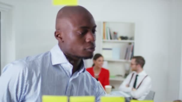 groupe d'affaires brainstorming pour des idées 