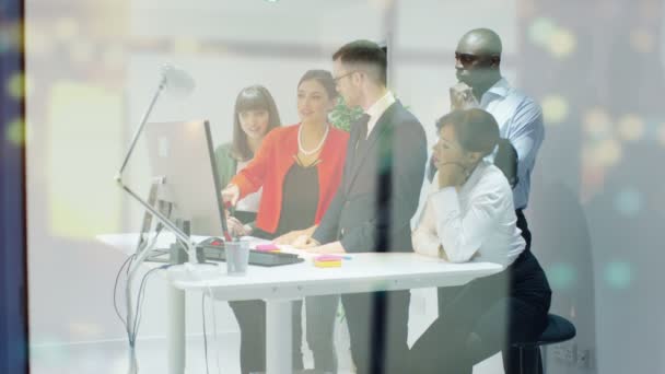 Equipo de negocios trabajando en la oficina — Vídeos de Stock