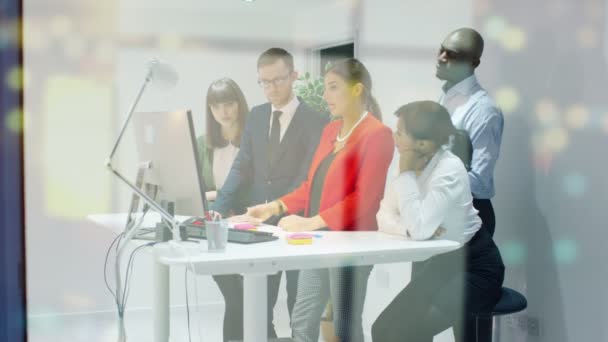 Equipo de negocios trabajando en la oficina — Vídeos de Stock