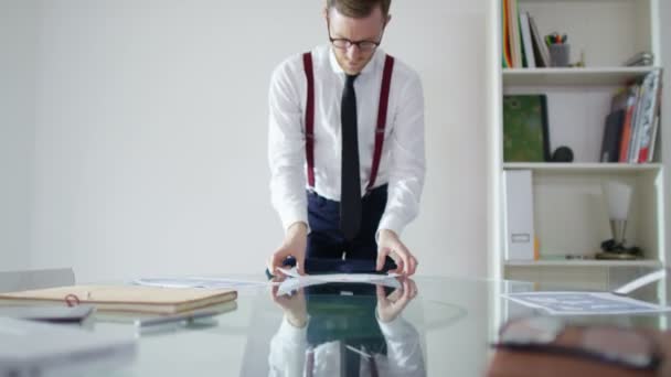 Biznesmen patrząc na papierkową robotę — Wideo stockowe