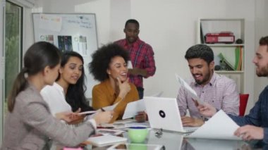 fikirleri tartışmak iş grubu