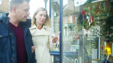 Çift Dükkanı penceresinde