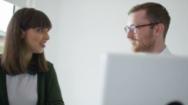 dizüstü bilgisayarda çalışan kadın ve erkek