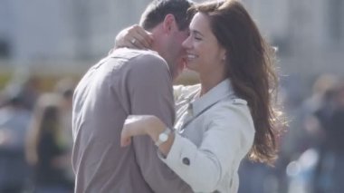 Çift açık havada kucaklamak