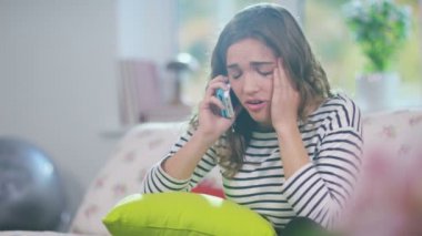 Cep telefonuyla konuşan kız.