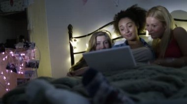  arkadaşlar laptop film seyretme