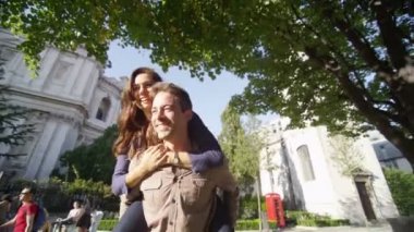 parkta eğleniyor Çift