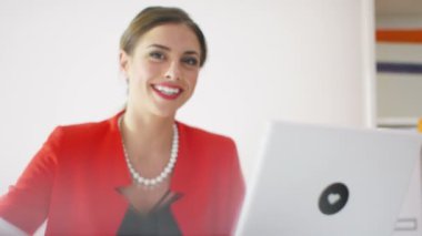 Dizüstü bilgisayarda çalışan iş kadını