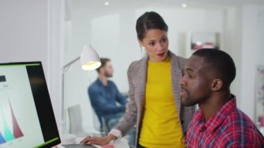 ofiste çalışan iş grubu