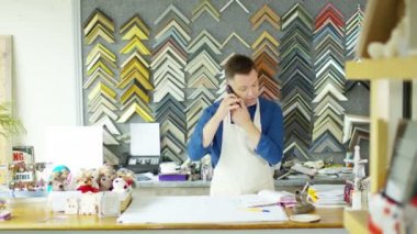 işletme sahibi bir telefon görüşmesi yapar 