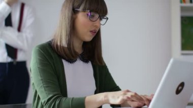 dizüstü bilgisayarda çalışan kadın ve erkek