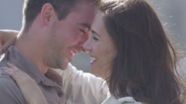 Çift açık havada kucaklamak