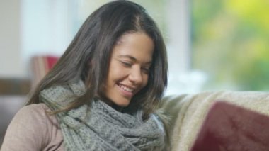 bilgisayar başında arayan kadın