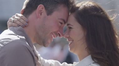 Çift açık havada kucaklamak