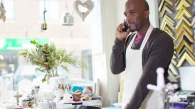 işletme sahibi bir telefon görüşmesi yapar 