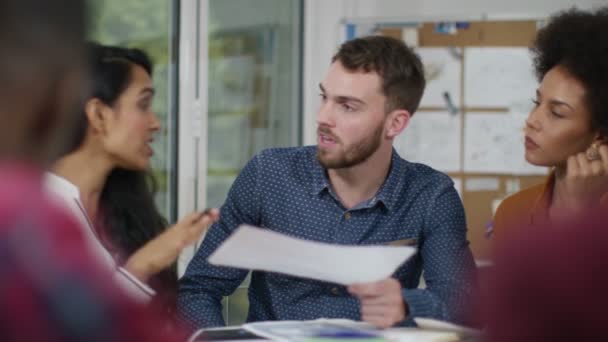 Gruppo di lavoro discutere idee — Video Stock