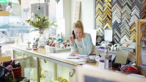 Propriétaire d'entreprise passe un appel téléphonique — Video