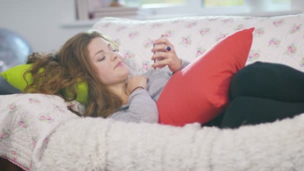 Menina falando no telefone celular — Vídeo de Stock