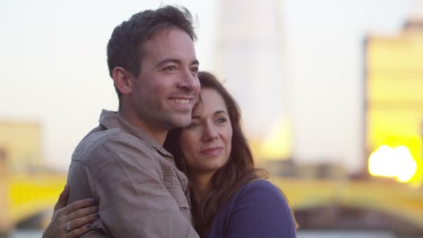 Casal abraçar ao ar livre — Vídeo de Stock