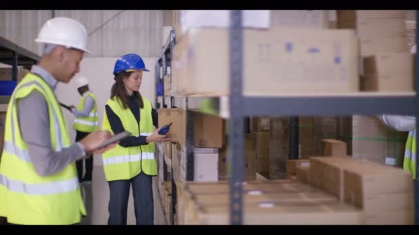 travailleurs préparant des marchandises pour l'expédition 