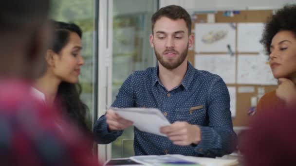 Unternehmensgruppe diskutiert Ideen — Stockvideo