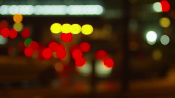 Nacht tijd stad verkeer koplampen — Stockvideo