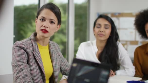 Grupo de empresas em reunião de escritório — Vídeo de Stock