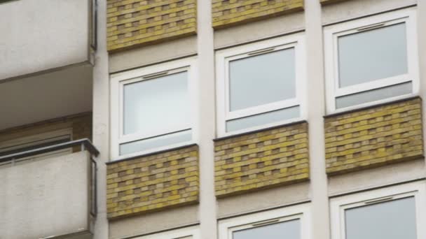 File di finestre in un grattacielo del Regno Unito — Video Stock