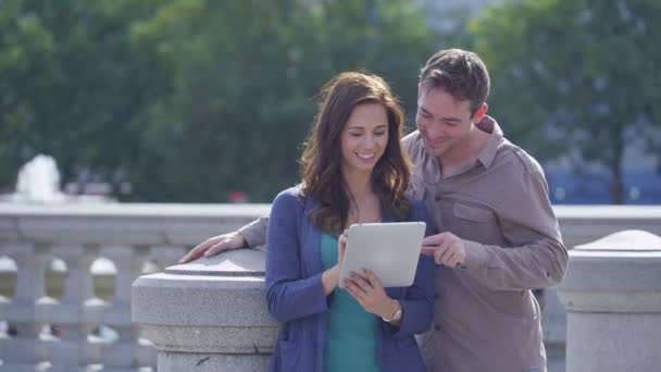 Ehepaar schaut auf Computer-Tablet — Stockvideo