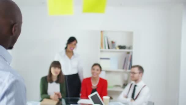 groupe d'affaires brainstorming pour des idées 