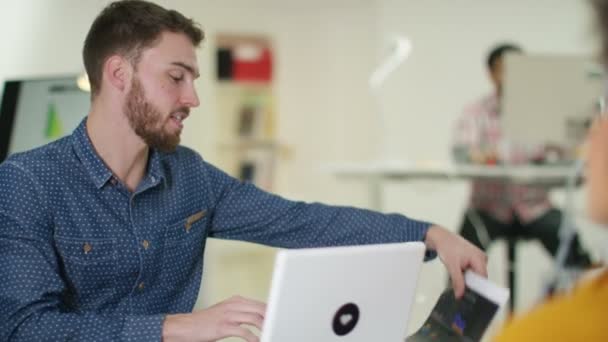 Unternehmensgruppe arbeitet im Büro — Stockvideo