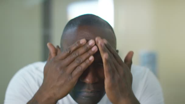 Homem passando por rotina de cuidados com a pele — Vídeo de Stock
