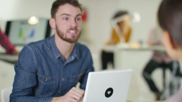 Unternehmensgruppe arbeitet im Büro — Stockvideo