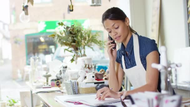 Propriétaire d'entreprise passe un appel téléphonique — Video