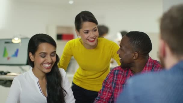 Gerente de negócios conversando com o pessoal — Vídeo de Stock